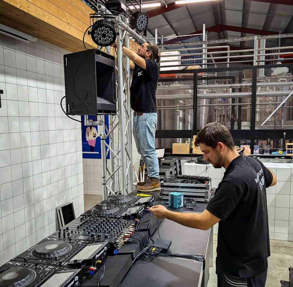 Prestataire de services pour sonorisation et eclairage de lieux de spectacles, salles, dans les 06 83